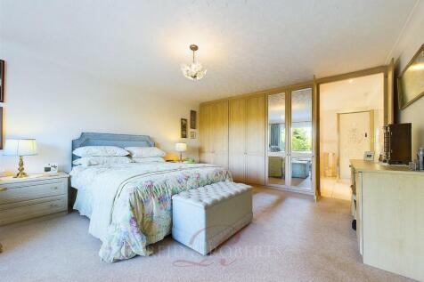 4 bedroom detached bungalow for sale