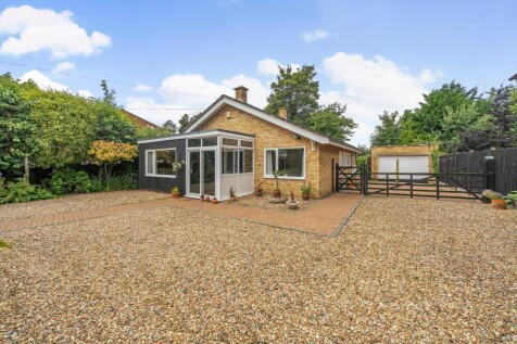 Hitchin Road, Stotfold, SG5 2 bed bungalow for sale