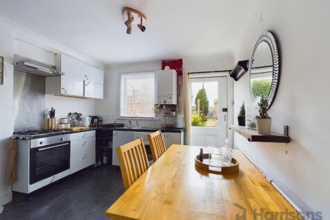 Ospringe Road, Faversham, Kent, ME13 7LG 2 bed terraced house for sale