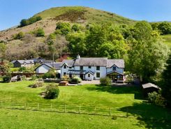 6 bed property, in Dolffanog Fawr, £625,000