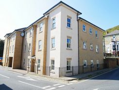 2 bed property, in Clarendon Court, £119,950