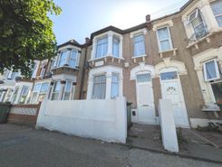 3 bed property, in Sixth Avenue, £525,000