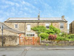 4 bed property, in Middle Farm, £550,000