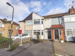 2 bed property, in Salt Hill Way, £400,000