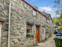 2 bed property, in 1 Love Lane, £150,000