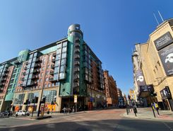 2 bed property, in W3, £215,000