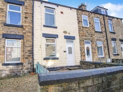 2 bed property, in Victoria Street, £105,000