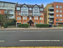 2 bed property, in Park Lane, £205,000