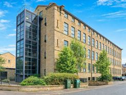 1 bed property, in Cavendish Court, £75,000