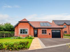 3 bed property, in Worcester WR2, £548,000