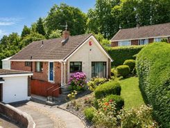 2 bed property, in Edgecombe Grove, £200,000