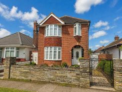 3 bed property, in Thornbury Road, £305,000