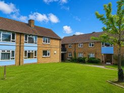 1 bed property, in Green Road, £240,000