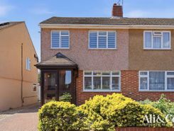3 bed property, in Clarkebourne Drive, £425,000