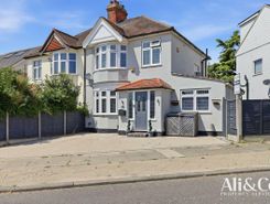 3 bed property, in Lenmore Avenue, £485,000