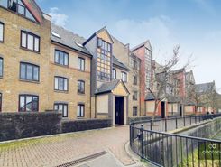1 bed property, in Discovery Walk, £299,995