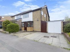 3 bed property, in Rosemead Drive, £330,000