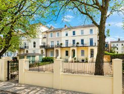 1 bed property, in Clarendon Road, £160,000