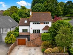 5 bed property, in Hillside Way, £1,200,000