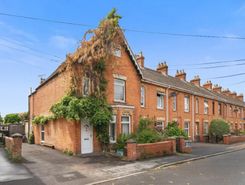 4 bed property, in Norbins Road, £300,000