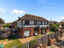 6 bed property, in Southview Gardens, £675,000