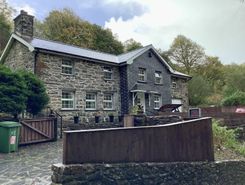 3 bed property, in Penrhiw, £395,000
