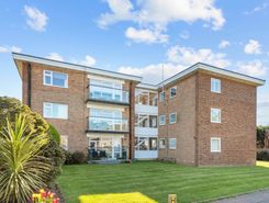 2 bed property, in Parklands Court, £260,000