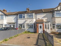 2 bed property, in Salt Hill Way, £365,000