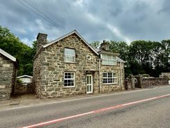 3 bed property, in Llanfar Y Llai, £215,000
