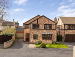 4 bed property, in 5 Ashwood Heights, £485,000