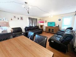 4 bed property, in Dorking Walk, £165,000