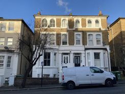 1 bed property, in Limes Grove, £310,000