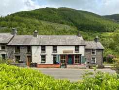 5 bed property, in Glandwyryd, £239,500