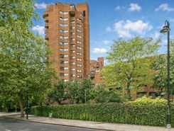 3 bed property, in Worlds End Estate, £760,000