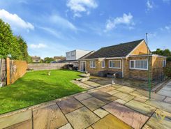 3 bed property, in Woodland Close, £392,000