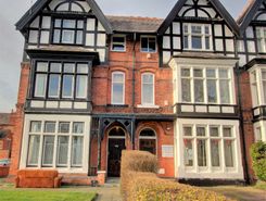 1 bed property, in Narborough Road, £95,000