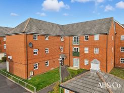 2 bed property, in Rawlyn Close, £215,000