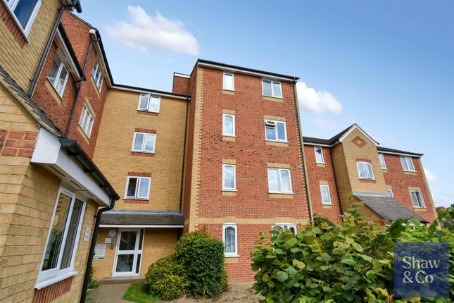 2 bed property, in Burket Close, £270,000