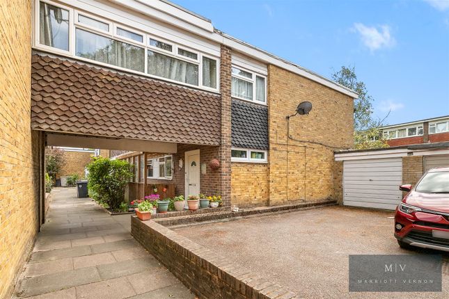 5 bed property, in Bracewood Gardens, £550,000