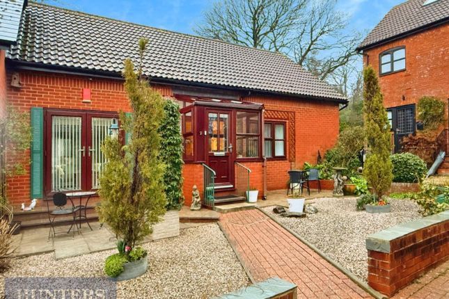 2 bed property, in St. Johns Farm Mews, £295,000