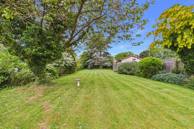 2 bed property, in Holderness Road, £220,000