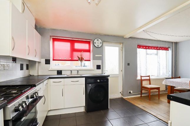 3 bed property, in Oakside Road, £215,000