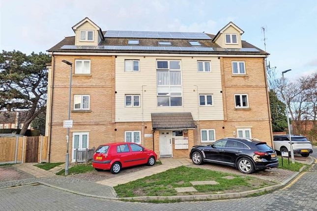 1 bed property, in Turnpike Close, £115,000
