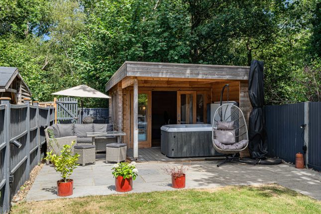 2 bed property, in Old Lane, £375,000