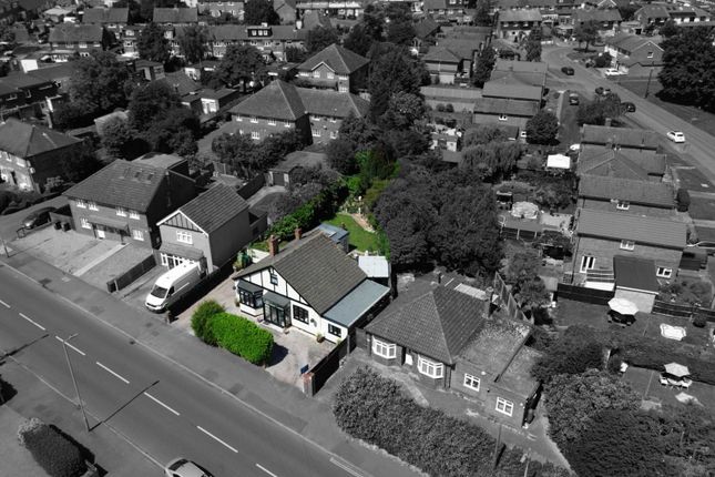 4 bed property, in Chertsey Road, £625,000