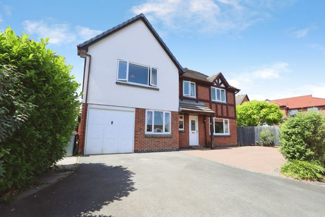5 bed property, in Orangewood Close, £500,000