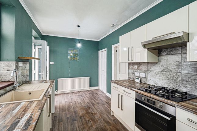 3 bed property, in Marsh Lane Ryehill, £130,000