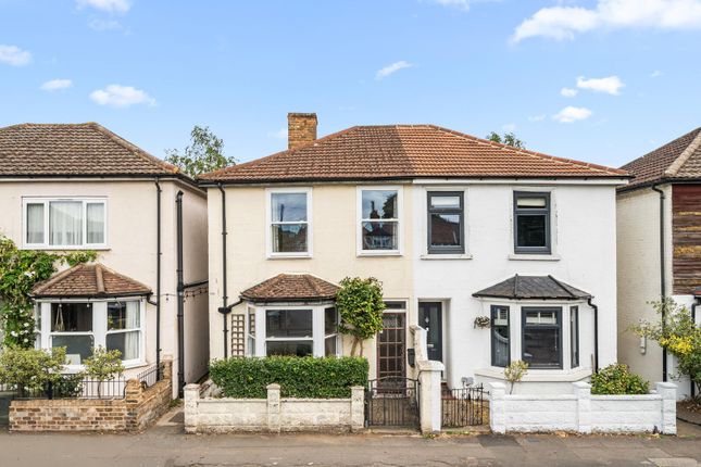 2 bed property, in Thames Street, £400,000
