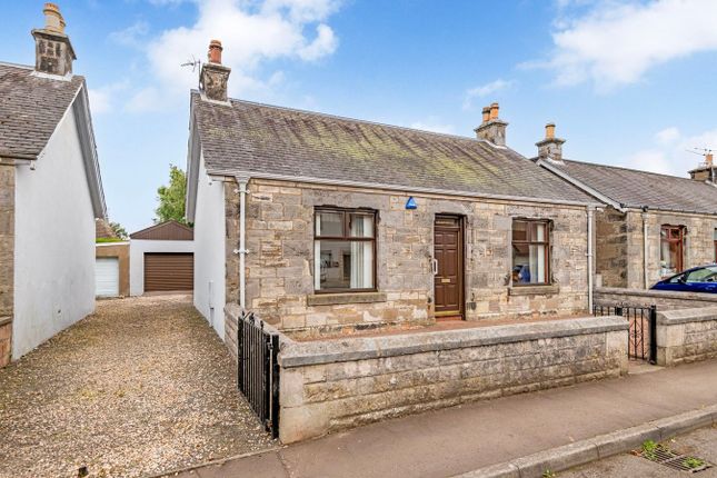 2 bed property, in Golf Street, £225,000