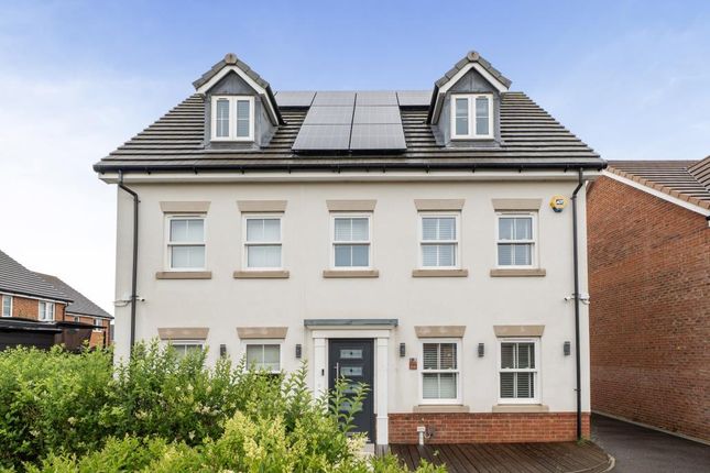 5 bed property, in Shinfield, £825,000